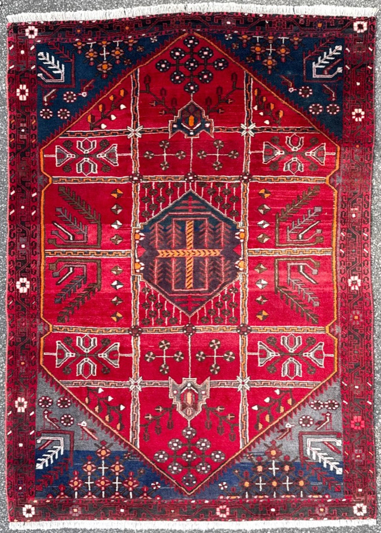 VINTAGE PERSIAN SHIRAZ PICTORIAL HAND KNOTTED RUG, 5.4 x 7.4 (163cm x 224cm)