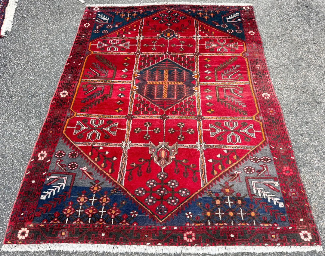 VINTAGE PERSIAN SHIRAZ PICTORIAL HAND KNOTTED RUG, 5.4 x 7.4 (163cm x 224cm)