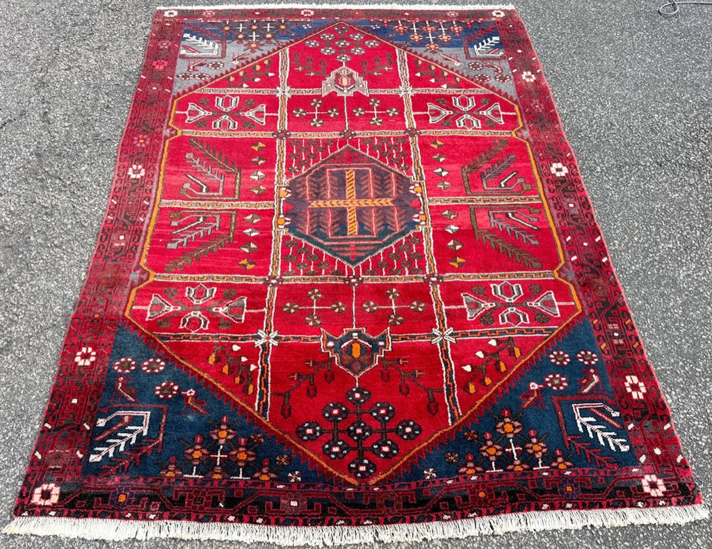 VINTAGE PERSIAN SHIRAZ PICTORIAL HAND KNOTTED RUG, 5.4 x 7.4 (163cm x 224cm)