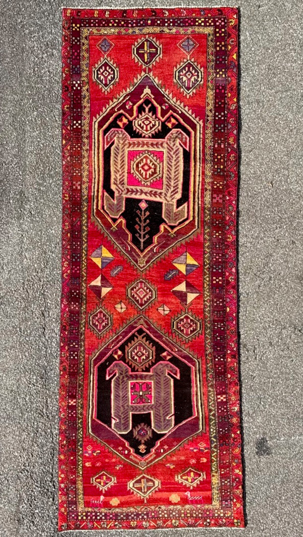 ANTIQUE PERSIAN HERIZ PICTORIAL HAND KNOTTED RUNNER, 3.5 x 10.0 (104cm x 305cm)