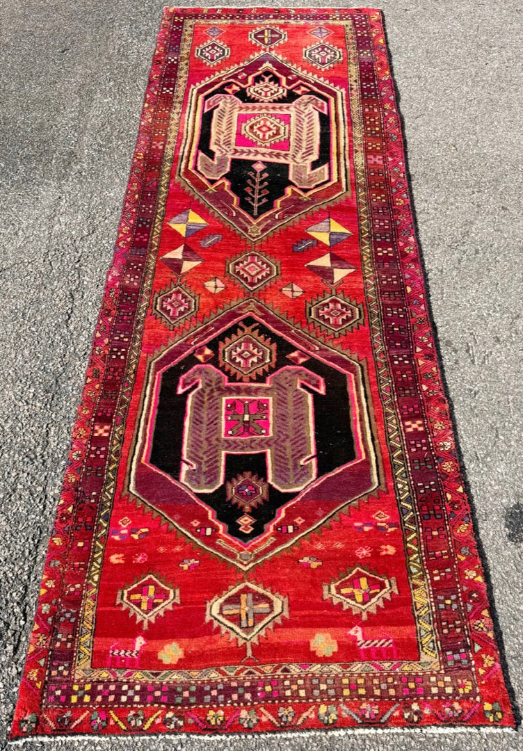 ANTIQUE PERSIAN HERIZ PICTORIAL HAND KNOTTED RUNNER, 3.5 x 10.0 (104cm x 305cm)
