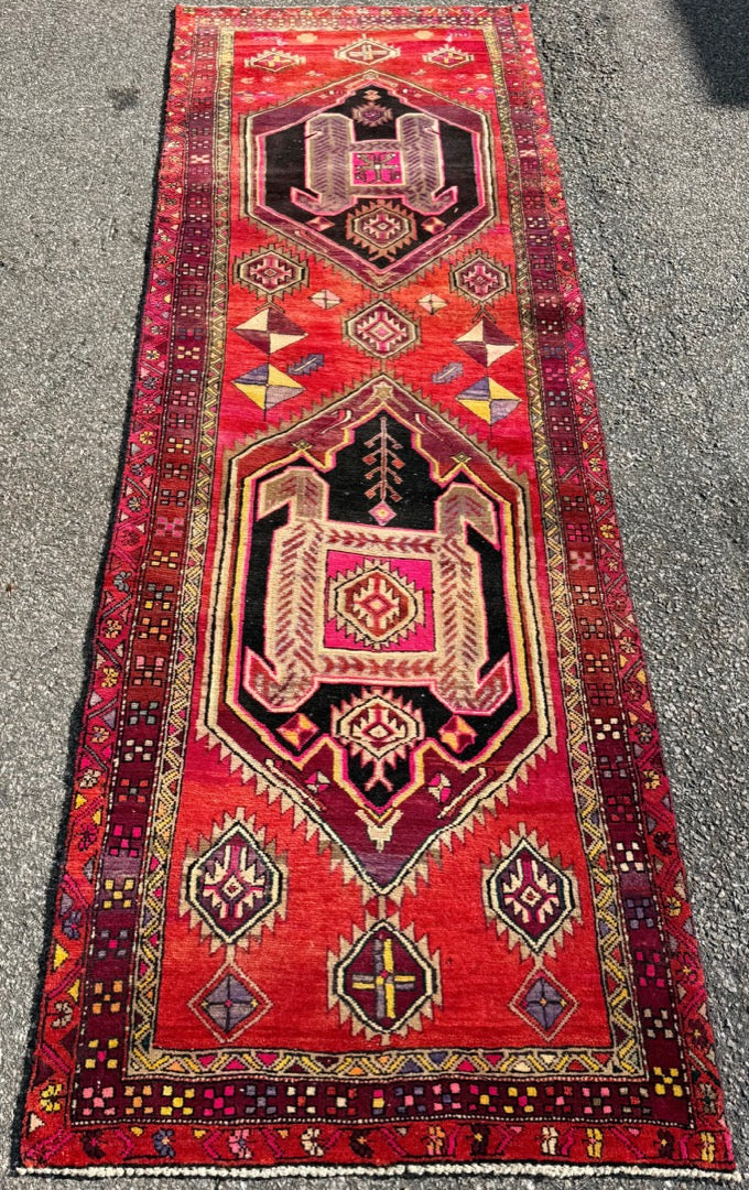 ANTIQUE PERSIAN HERIZ PICTORIAL HAND KNOTTED RUNNER, 3.5 x 10.0 (104cm x 305cm)