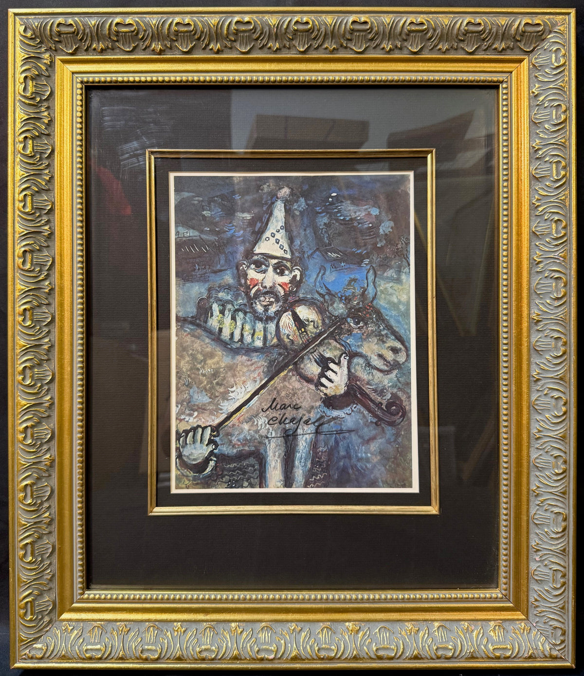 MARC CHAGALL (1887-1985) HAND SIGNED LITHOGRAPH TITLED LE CLOWN MUSCIEN, 18IN x 21IN WITH COA (46cm x 53cm)