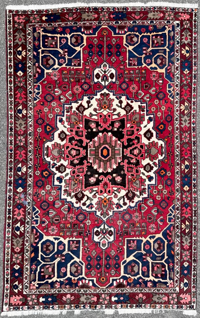 PERSIAN BAKHTIARI HAND KNOTTED RUG, 6.7 x 10.4 (201cm x 315cm)