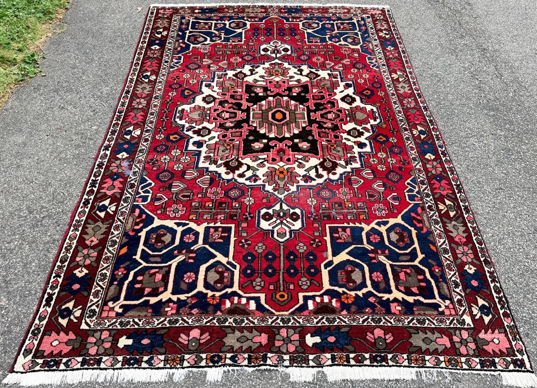 PERSIAN BAKHTIARI HAND KNOTTED RUG, 6.7 x 10.4 (201cm x 315cm)
