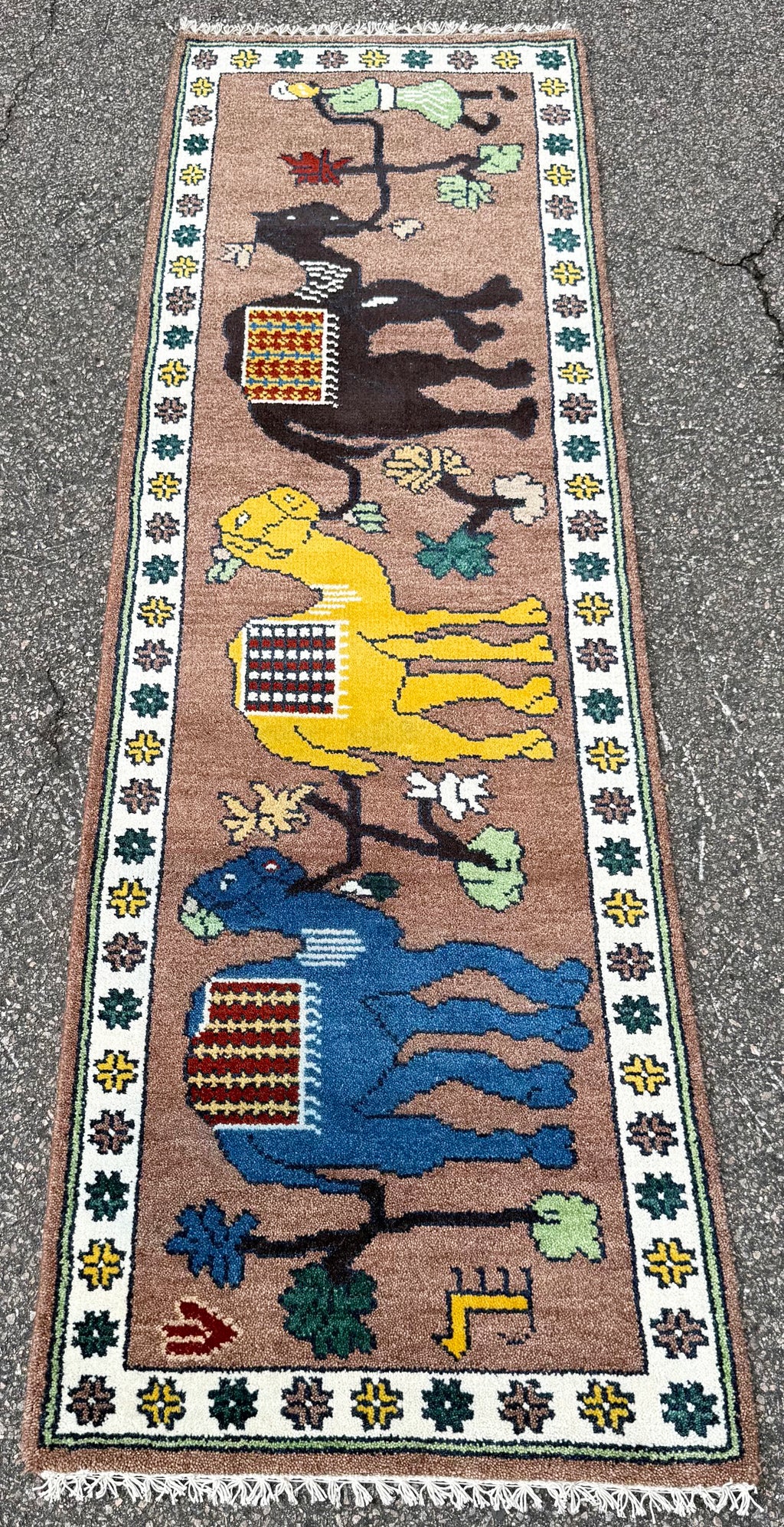 PERSIAN GABBEH PICTORIAL HAND KNOTTED RUNNER, 2.6 x 8.0 (76cm x 244cm)