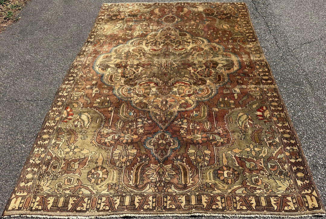 ANTIQUE PERSIAN BAKHTIARI HAND KNOTTED RUG, 6.7 x 9.7 (201cm x 292cm)