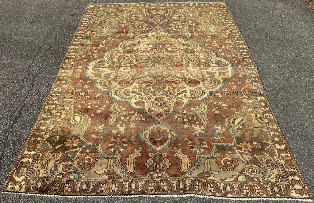 ANTIQUE PERSIAN BAKHTIARI HAND KNOTTED RUG, 6.7 x 9.7 (201cm x 292cm)